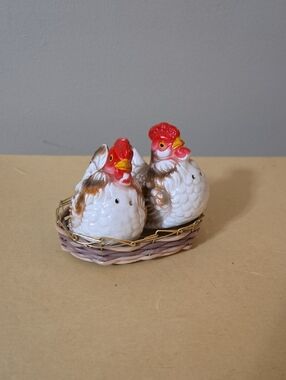 Vintage Ceramic Hen Salt & Pepper Shakers in Nest